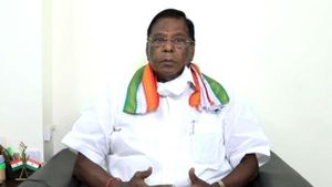 சம்பளம் போடக்கூட கைல காசு இல்ல.. மோடிஜி உடனே நிதி கொடுங்க.. நாராயணசாமி வலியுறுத்தல் 