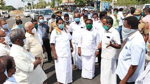 அதிகாரம் இல்லாத நீங்க எதுக்கு ஆய்வு செய்ய வரீங்க.. பொதுமக்கள் கேள்வியால் கடுப்பான நாராயணசாமி 