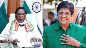 ஊரடங்கில் கள்ளத்தனமாக மதுவிற்பனை..  கிரண்பேடியிடம் சிபிஐ விசாரிக்க வேண்டும்.. நாராயணசாமி ஆவேசம் 