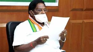 கொரோனா பரவலை கட்டுப்படுத்த மருத்துவ உபகரணங்கள் கொடுங்க.. நாராயணசாமி வேண்டுகோள் 