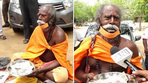 மக்களிடம் யாசகம் பெற்று ரூ10,000 கொரோனா நிதி உதவி கொடுத்த முதியவர் பூல்பாண்டியன்- குவியும் பாராட்டு 