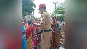 இஎம்ஐ கட்ட சொல்லி வங்கிகள் நெருக்கடி.. வீதியில் இறங்கி பெண்கள் போராட்டம் 