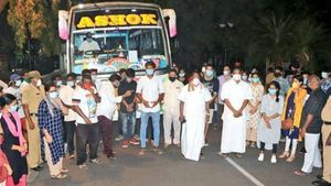 இரண்டு பேருந்துகளில் கேரளாவிற்கு அனுப்பிவைக்கப்பட்ட 50 புதுவை பல்கலை. மாணவர்கள்.. 
