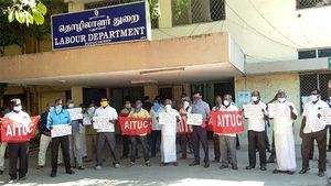 12 மணி நேரம் வேலை நீட்டிப்பு.. புதுச்சேரி முழுவதும் தொழிலாளர்கள் கடும் கொந்தளிப்பு 