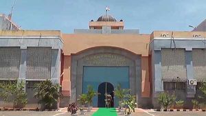 மரத்தில் சேலை கட்டி சிறைக்குள் இறங்கிய மர்ம நபர்கள்.. கைதிகளுக்கு செல்போன் சப்ளை.. 