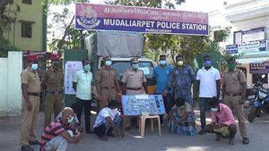 கொரோனா அவசர ஸ்டிக்கர் ஒட்டி வேகமாக வந்த வேன்.. மடக்கிய போலீஸ்.. வேன் முழுவதும் கஞ்சா 
