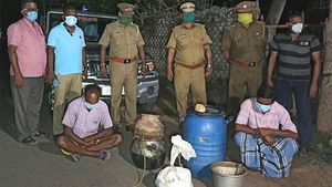 48 நாளா கடைய மூடுனா எப்படி.. அதான் வீட்டிலேயே சாராயம் காய்ச்ச ஆரம்பிச்சிட்டோம்.. புதுவையில் பரபர 