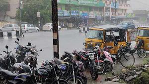 புதுச்சேரியில் கோடை மழை.. கத்திரி வெயிலுக்கு நடுவே குளிர்ச்சியடைந்த மக்கள்