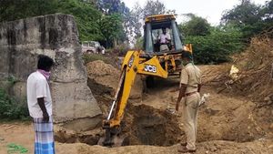தோண்டு பள்ளத்தை.. யாரும் உள்ளே வரப்படாது.. புதுச்சேரி போலீஸாரின் திடீர் அதிரடி! 
