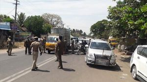 கொரோனா அச்சுறுத்தல்.. எல்லைப் பகுதிகளில் இருமாநில போலீஸாருக்குள் மோதல் 