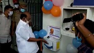 கைகளை சுத்தம் செய்யும் தானியங்கி கிருமி நாசினி இயந்திரம்.. புதுச்சேரி இளைஞர்கள் அசத்தல் 