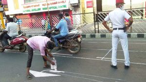 இனிமே கோட்டுல நின்றுதான் போகனும்.. சமூக இடைவெளிக்காக புதுச்சேரி போக்குவரத்து போலீசாரின் புது முயற்சி