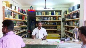 புதுவையில் நாளை முதல் மதுபானக் கடைகள் ஓபன்.. சரக்கு விலையை கேட்டாலே கிர்... கிர்ர்தான் 