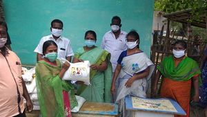 ஶ்ரீரங்கம் தொகுதியில் பொதுமக்களுக்கு 5 கிலோ அரிசி நிவாரணமாக வழங்கினார் அமைச்சர் வளர்மதி 