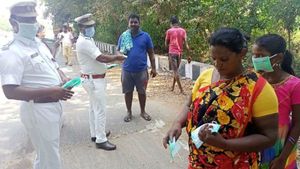  பைன் மட்டுமே கலெக்க்ஷன் பண்ண பிடிக்கல.. மக்கள் பாவம் இல்லையா.. அதான் நாங்களே இலவசமாக மாஸ்க் தரோம்..