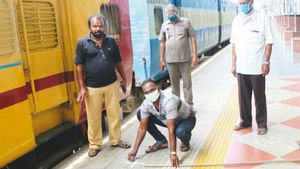ஆஹா அருமை.. ஊரடங்கை நீட்டித்தாலும்.. ரயில்வே சொன்ன நல்ல செய்தி.. சூப்பர் ஏற்பாடு! 