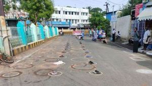  காலணிகளை வைத்து டாஸ்மாக்கில் இடம் பிடித்த குடிகாரர்கள்.. திருச்சியில் காலையிலேயே கூடிய செம கூட்டம்