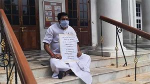 மின்துறை ஊழியர்கள் அலட்சியம்..  புதுவை சட்டசபை வாசலில் அமர்ந்து அதிமுக கொறடா தர்ணா! 