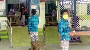 தொண்டை வலியுடன் வந்த சிறுவன்.. 5 மீட்டர் தூரத்தில் நிற்க வைத்து சிகிச்சை அளித்த அரசு மருத்துவர் 