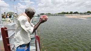 தலைஞாயிறுக்கு வந்த காவிரிக்கு மலர்தூவி வரவேற்பு - 8 ஆண்டுகளுக்குப் பின் குறுவை சாகுபடி 