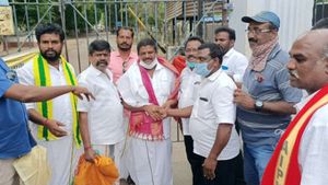 கெளசல்யா தந்தை சின்னசாமி விடுதலை- சிறைவாசலில் ஜாதி அமைப்பு நிர்வாகிகள் சாலை அணிவித்து வரவேற்பு 
