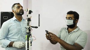 செல்போன் மூலம் கொரோனாவுக்கான ஸ்வாப் சேம்பிளை கலெக்ட் செய்யும் ரோபோ.. கோவை இளைஞரின் செம வடிவமைப்பு 
