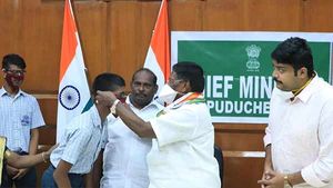 காது கேளாதோருக்காக சிறப்பு முகக்கவசம்.. திருச்சி மருத்துவர் வடிவமைப்பு 