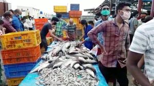 தனிநபர் இடைவெளியை கடைபிடிக்காத திருப்பூர் மீன்சந்தையில் பொதுமக்களுக்கு இனி அனுமதி இல்லை 
