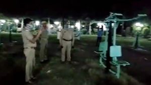 பக்கத்தில் யாருமே இல்லை.. தானாகவே மேலே போகுதாம்.. கீழே வருதாம்.. என்னாச்சு.. பரபர வீடியோ