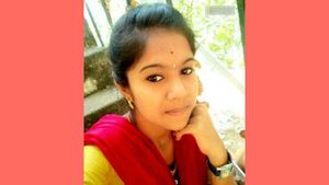 தோட்டத்து மரத்தில் சினேகாவின் பிணம்.. அலறிய குடும்பம்.. உசிலம்பட்டியில் ஒரே பரபரப்பு!
