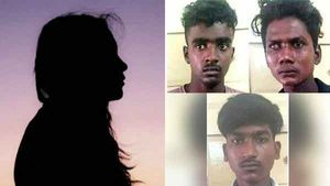  வேலூரை உலுக்கிய காமுகன்கள்.. கதறி துடித்து தீக்குளித்த மாணவி.. பறிபோன உயிர்.. பாய்ந்தது குண்டாஸ்! 