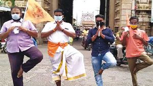  வயலூர் முருகன் உள்ளிட்ட கோயில்கள் முன்பு ஒற்றை காலில் போராட்டம் நடத்திய இந்து முன்னணியினர்