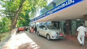 காஞ்சிபுரம் சார் பதிவாளர் அலுவலக பத்திர எழுத்தாளர் கொரோனாவால் பலி.. பயத்தில் பத்திரம் எழுதிய மக்கள் 