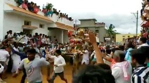 பலநூறு பேர் கூடினார்கள்.. கொரோனாவிற்கு இடையே கர்நாடகாவில் நடந்த வினோத திருவிழா.. அதிர்ச்சி வீடியோ! 
