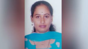  சுவப்னாவுக்கு வந்த திடீர் சபலம்.. களவாண்ட பெண் போலீஸ் அதிரடி கைது.. சிங்காநல்லூரில் பரபரப்பு! 