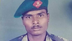 21 குண்டுகள் முழங்க.. முழு ராணுவ மரியாதையுடன் மதியழகன் உடல் தகனம்.. சேலம் கலெக்டர் நேரில் அஞ்சலி