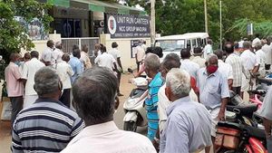 மதுரையில் மீண்டும் லாக்டவுன் - மிலிட்டரி கேண்டீனில் சரக்கு ஸ்டாக் வாங்கி வைக்க குவிந்த குடிமகன்கள் 