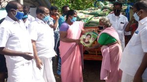  ஸ்ரீரங்கம், திருச்சியில் ஏழைகளுக்கு நலத்திட்ட உதவிகளை வழங்கிய அதிமுக அமைச்சர்கள்