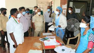 குறுக்கு வழியில் வந்து கொரோனாவை பரப்பிவிட்டு செல்லும் தமிழக மக்கள்.. புதுவை முதல்வர் குற்றம்சாட்டு 