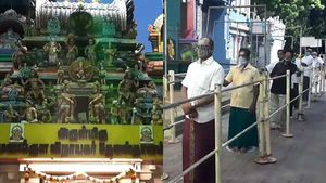 புதுச்சேரியில் வழிபாட்டு தலங்கள் திறப்பு.. சமூக இடைவெளியை கடைபிடித்து பக்தர்கள் வழிபாடு.. 