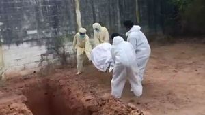 புதுவையில் கொரோனாவால் உயிரிழந்தவர் உடலை தூக்கி வீசிய விவகாரம்.. விளக்கம் கேட்டு ஆட்சியர் நோட்டீஸ் 