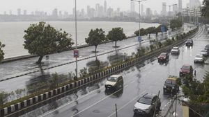 Cyclone Nisarga: 100 கிமீ வேகத்தில் கரையை கடந்தது நிசர்கா புயல்.. வீழ்ந்த மரங்கள்.. வெளுத்த கனமழை 