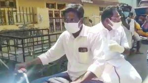 ரேஷன் கடை பற்றி பொதுமக்கள் புகார்... ஆக்‌ஷன் எடுக்க புல்லட்டில் சென்ற அமைச்சர் செல்லூர் ராஜூ 