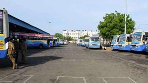 முதல்வர் அறிவித்த கட்டுப்பாடு..  திருச்சியில் மாவட்ட எல்லை வரை இயக்கப்படும் பேருந்துகள்! 
