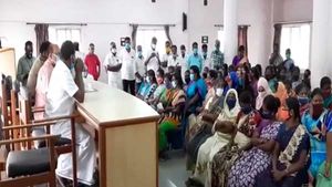 மைக்ரோ பைனான்ஸ் வசூல் நெருக்கடி. வெகுண்டெழுந்த பெண்கள்.. சமரசத்திற்கு ஒப்புதல் 