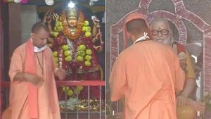 கோரக்பூரில் உ.பி. முதல்வர் யோகி வழிபாடு- பெங்களூருவில் தனிநபர் இடைவெளியுடன் பக்தர்கள் வழிபட்டனர்! 