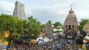 ஆடிப்பூரம் : ஸ்ரீவில்லிபுத்தூர் ஆண்டாள் கோவிலுக்குள் விழா நடத்த அனுமதி - தங்கத்தேர் ஓடும் 
