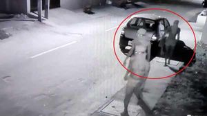 கோவையில்.. யார்னே தெரியலை.. ராத்திரி ஆயிருச்சுன்னா.. அரை நிர்வாண கோலத்தில்.. யார் அந்த மூவர்? 