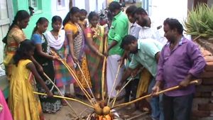 ஆடி மாதம் பிறப்பு- சேலம் சுற்றுவட்டாரத்தில் தேங்காய் சுட்டு விநாயகருக்கு வழிபாடு 