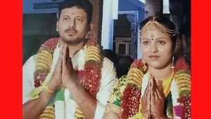 பெட்ரூமில் மகாலட்சுமி.. மொட்டை மாடி டேங்க்கில்.. பதற வைத்த சம்பவம்.. அலறிப் போன அருப்புக்கோட்டை!